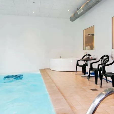 Enormous Holiday In Hadsund With Swimming Pool בית נופש